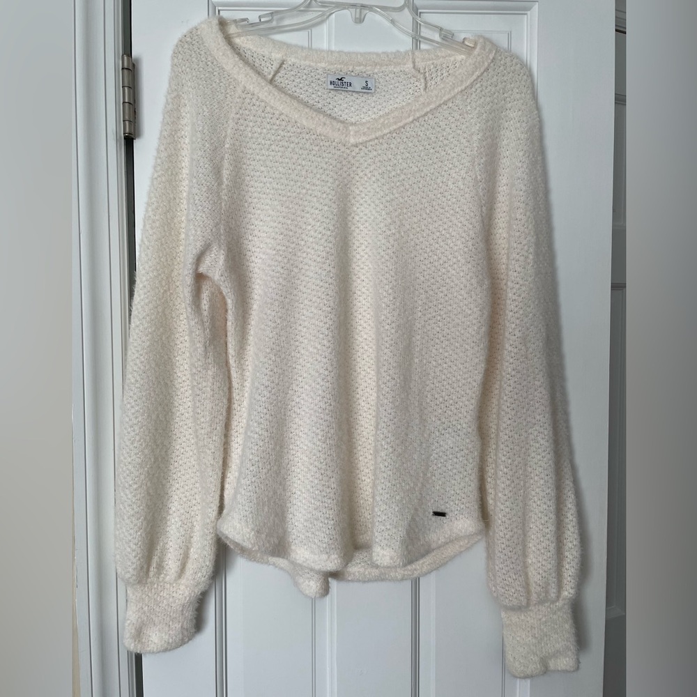 Hollister Women's Small Cream V-Neck Sweater